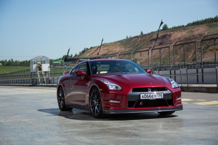  Nissan GT-R 2014 года  (фото 15 из 80)